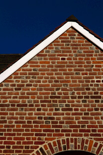 红砖建筑屋顶局部特写