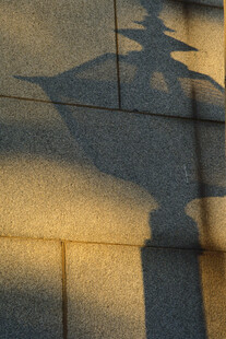 阳光下的路灯影子