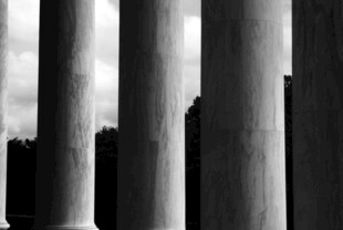 古典石柱与天空景致