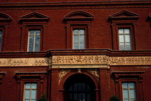 红砖建筑的古典优雅外观