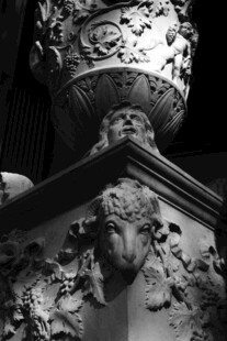 古典雕刻花瓶细节特写