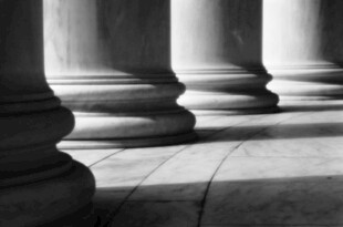 古典石柱的光影魅力