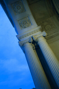 古典石柱与蓝天景致