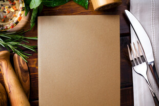 空白菜单置于餐桌餐具旁