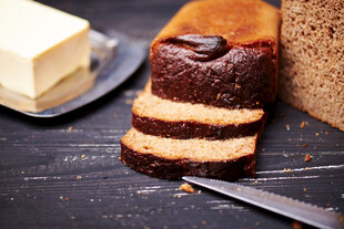 美味多层巧克力蛋糕切片