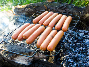 户外烤架上的美味热狗