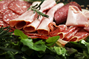 美味多样的切片肉类拼盘