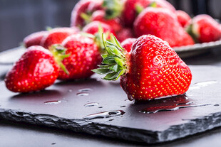 新鲜诱人的草莓摆放在石板上