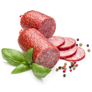 美味香肠配香料与罗勒叶