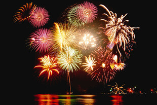 夜空中绚烂的烟花绽放