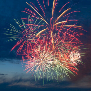 夜空中绚烂的多彩烟花