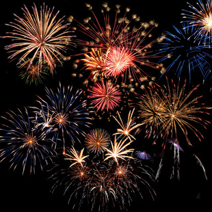 绚丽烟花绽放夜空