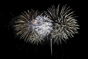 夜空中绚烂的烟花绽放