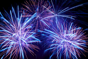 绚丽烟花绽放夜空