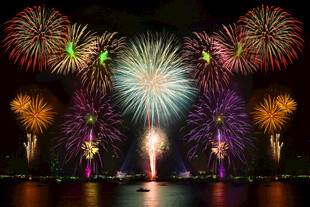 夜空中绚烂的多彩烟花秀