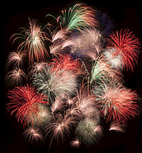 绚丽烟花绽放夜空