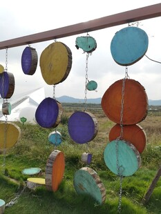 彩色圆盘风铃悬挂于户外