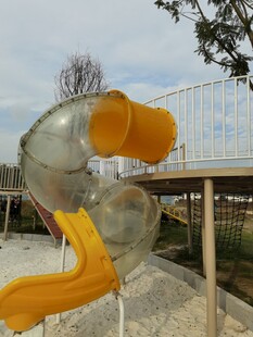 户外透明黄色儿童滑梯