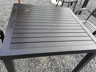 户外黑色条纹金属休闲桌