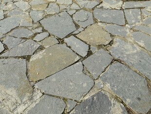 石板铺就的古朴地面