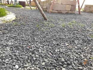 碎石铺设的户外地面场景