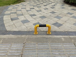 道路上的黄色金属挡车器