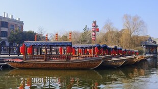 水乡河畔停泊的古朴船只