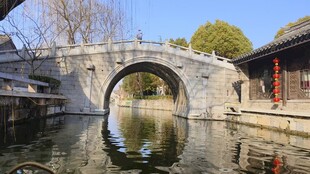 古桥映水的中式园林景致