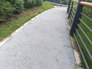 户外幽静的水泥小径