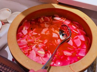 缸里的粉色泡菜