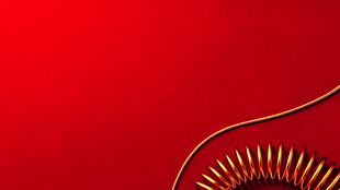 红色背景上的金色螺旋装饰