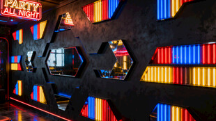 炫彩灯光下的室内保龄球道