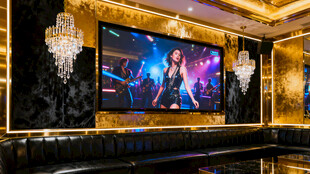 豪华KTV包厢内绚丽大屏