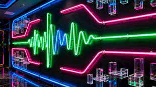 炫彩霓虹下的酒吧场景