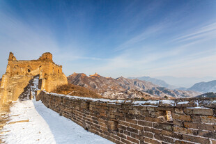 雪后壮丽的古老长城景观