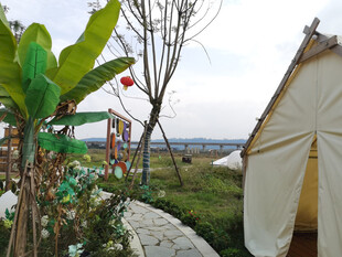 田园风户外露营帐篷场景