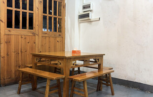 中式木质桌椅室内场景