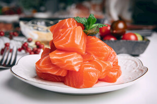 新鲜三文鱼刺身