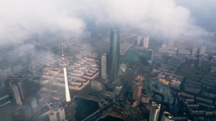 云雾缭绕中的城市天际线