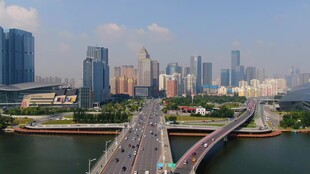 城市桥梁与天际线景观