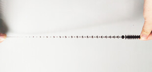 手持黑色长尺展示