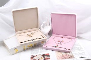 精美首饰盒与项链展示