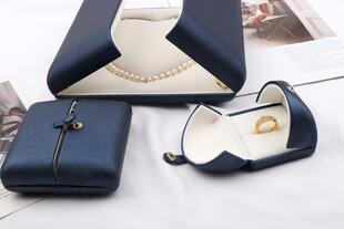 精致蓝色珠宝盒与首饰展示