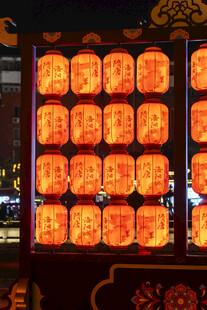 传统中式灯笼阵列展示