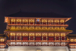 夜晚璀璨的中式古建筑