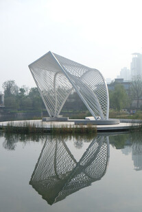 水边独特网状建筑景观