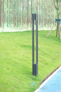 户外草地旁的黑色景观灯