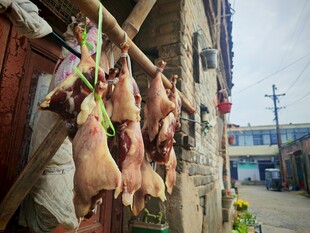 街边悬挂售卖的新鲜猪肉