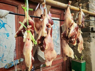 市场悬挂售卖的新鲜肉类