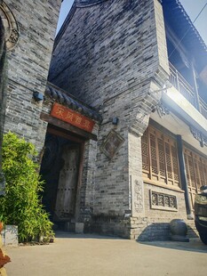 古朴石砌建筑入口景观